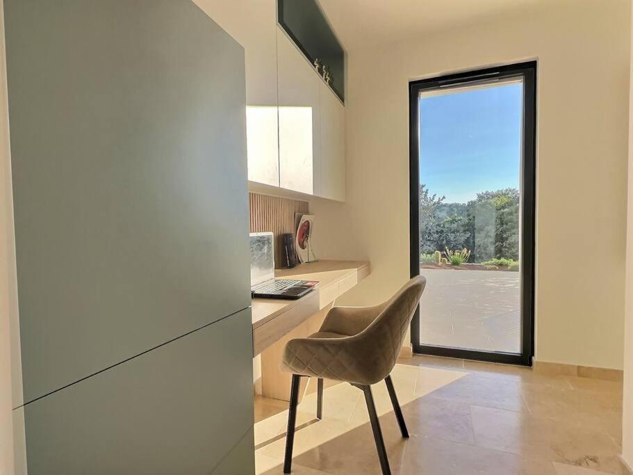 Sous Le « Figuier » Villa Cornillon-Confoux Luaran gambar